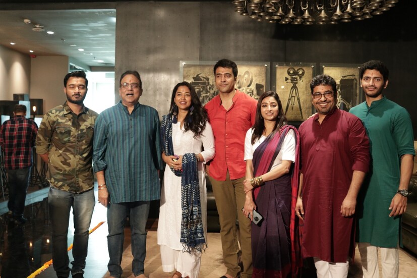 তাঁর অভিনয় ক্ষমতা, তাঁর পর্দায় চরিত্র হয়ে ওঠা, দর্শকের মণিকোঠায় জায়গা করে নেওয়া- এই সব নতুন কিছু নয়। নতুন, তাঁর একদিনে জোড়া গোয়েন্দা হওয়ার ঘোষণা। বুধবার এসভিএফ-এর দফতরে ঘটে গেল এই ঐতিহাসিক ঘটনা। জোড়া মহরৎ। ব্যোমকেশ ও কর্ণ সুবর্ণের গুপ্তধন। যিনি 'সোনাদা' তিনিই 'ব্যোমকেশ'। অরিন্দম শীল ও ধ্রুব বন্দ্যোপাধ্যায়ের এই দুই ছবিতে স্বমহিমায় আবির। 