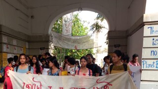 প্রেসিডেন্সি বিশ্ববিদ্যালয়ে বিক্ষোভরত ছাত্রীরা। নিজস্ব চিত্র