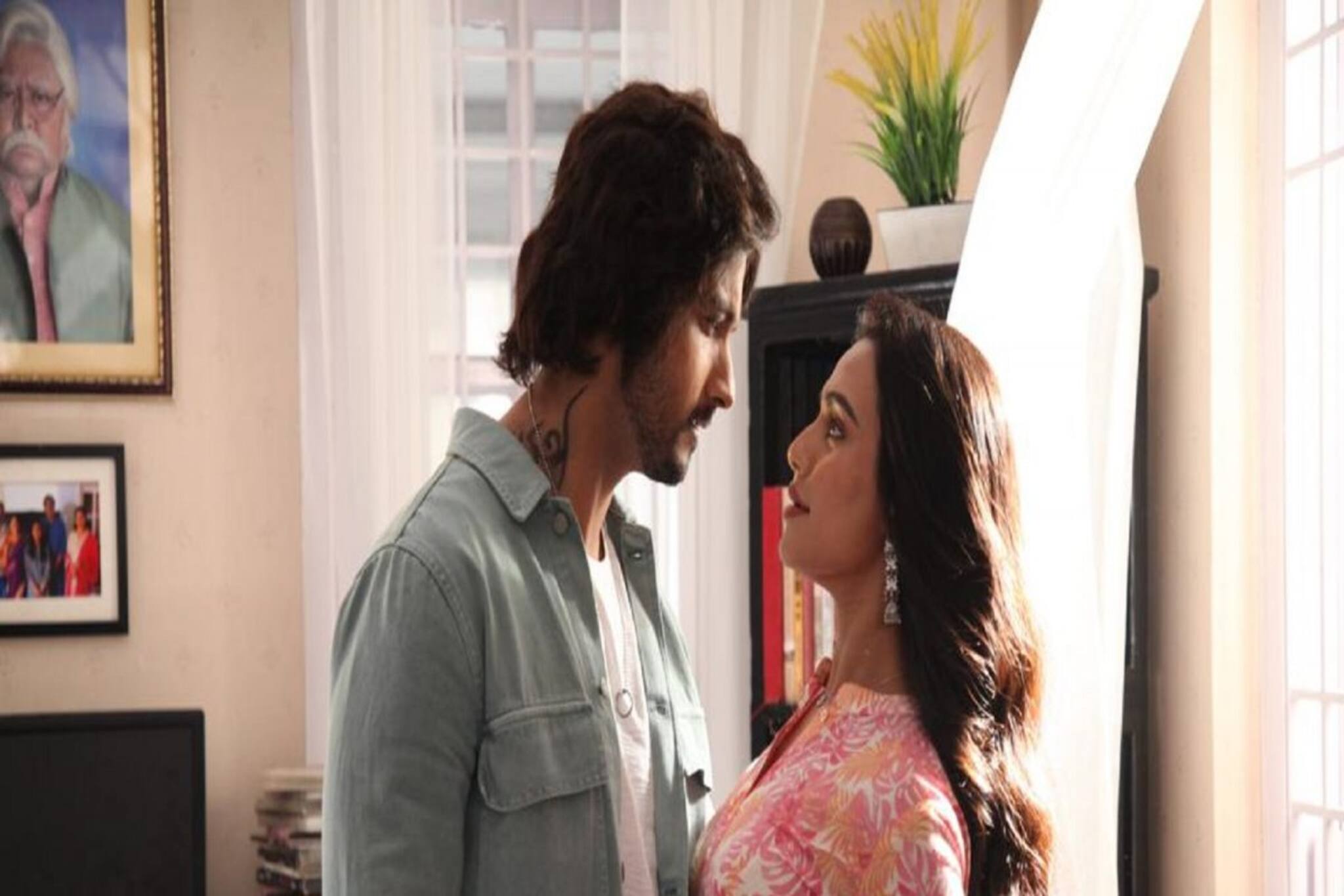 মঞ্চে নতুন 'রকস্টার', যশ-এর সঙ্গে জুটি বাঁধছেন 'অন্য' নুসরত