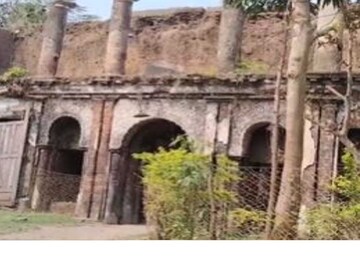 সংস্কারের অভাবে জরাজীর্ণ অবস্থা বর্ধমান রাজবাড়ির