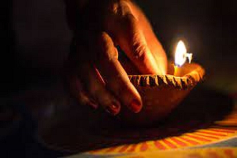 বাধা বিপত্তিতে যেখন জীবন জেরবার ঠিক তখনই সমস্ত বাধা দূরে সরে যায় ৷ একই সঙ্গে এই উপায় জীবনে বেশ কিছু সমস্যার সমাধান করে থাকে একই সঙ্গে অর্থিক সঙ্কটও দূরে দারুণ ভাবে ৷ প্রতীকী ছবি ৷