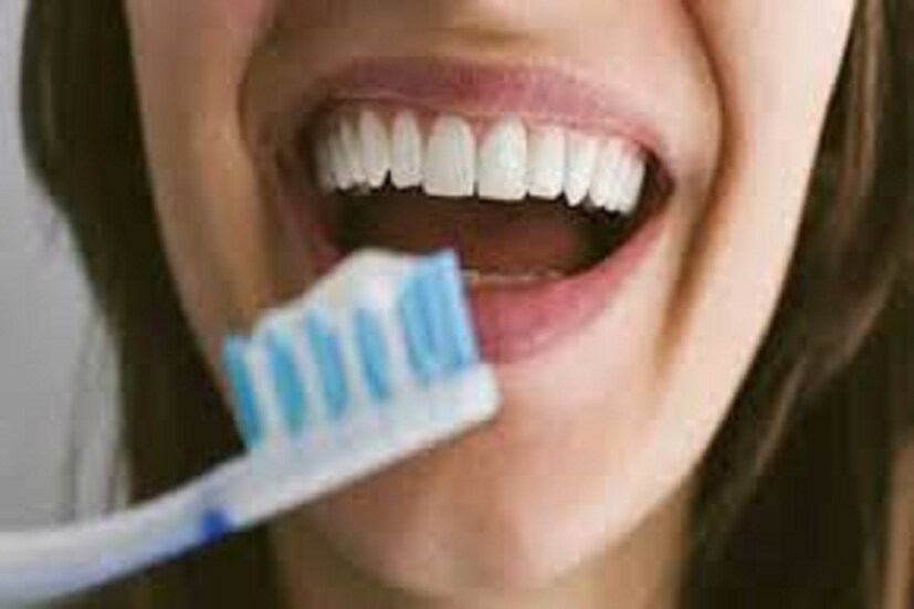 প্রতিদিন দাঁত মাজতে হয়, মুখ ধুতে হয়, এটি প্রাথমিক কাজ দিনের ৷ এটি শুধুই নিয়মই এটি দিন ভালভাবে শুরু করার অন্যতম মন্ত্র ৷ প্রতীকী ছবি ৷ প্রতিদিন দাঁত মাজতে হয়, মুখ ধুতে হয়, এটি প্রাথমিক কাজ দিনের ৷ এটি শুধুই নিয়মই এটি দিন ভালভাবে শুরু করার অন্যতম মন্ত্র ৷ প্রতীকী ছবি ৷