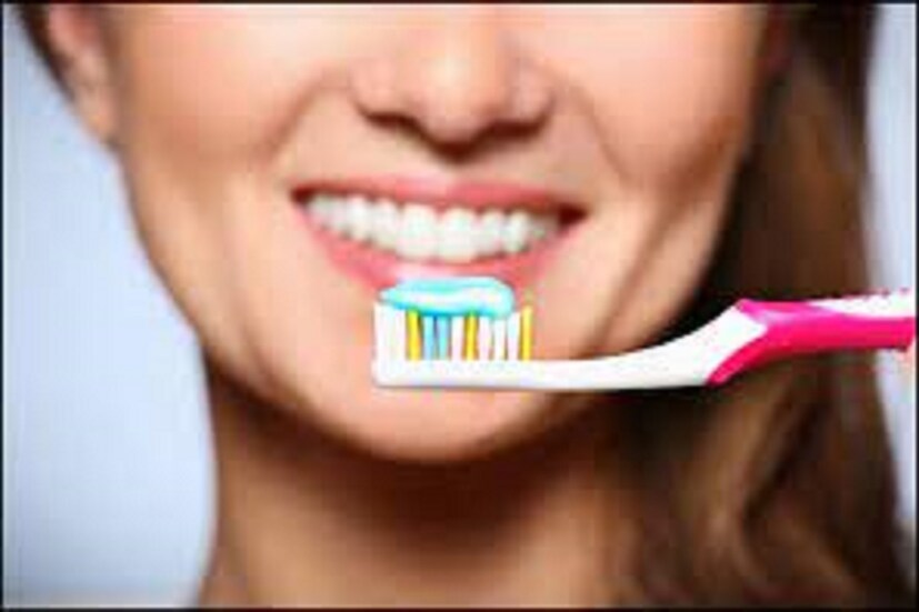 বহু মানুষ আছেন যাঁরা দাঁত মাজতে মাজন বা পেস্ট ব্যবহার করেন ৷ প্রতীকী ছবি ৷