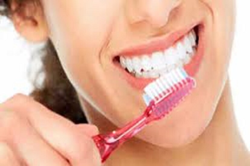 যদি কোনও মানুষ একমাস পর্যন্ত দাঁত না মাজেন সেক্ষেত্রে ৷ তাঁদের মধ্যে নোংরার এক কঠিন স্তর পড়ে যাবে ৷ প্রতীকী ছবি ৷