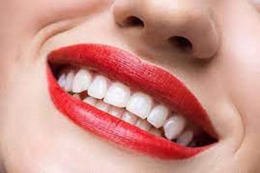 এরপরেই ব্যাকটেরিয়ার বিরুদ্ধে লড়ার ক্ষমতা শেষ হয়ে যায় ৷ ফলত পড়তে থাকে দাঁত ৷ এমন ভাবেই দাঁত ভঙ্গুর হয়ে যায় যে নিজে থেকেই পড়তে থাকে ৷ তাই রোজ দাঁত না মাজলে দাঁত ক্ষণিকের অতিথি হয়ে ওঠে জীবনে ৷ প্রতীকী ছবি ৷