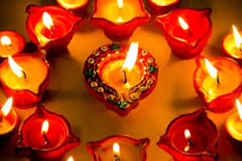 তখনই হোলির বুড়িরঘর পোড়ার আগুন দিয়ে প্রদীপ জ্বালতে হবে ৷ সেটি দিয়ে আরতি করতে হবে বাড়িতে ৷ এরপরেই একটি নিরিবিলি স্থানে প্রদীপটি রেখে আর পিছনে না তাকিয়ে ঘরে ঢোকার আগে হাত-পা ধুয়ে নিয়ে হবে ৷ প্রতীকী ছবি ৷