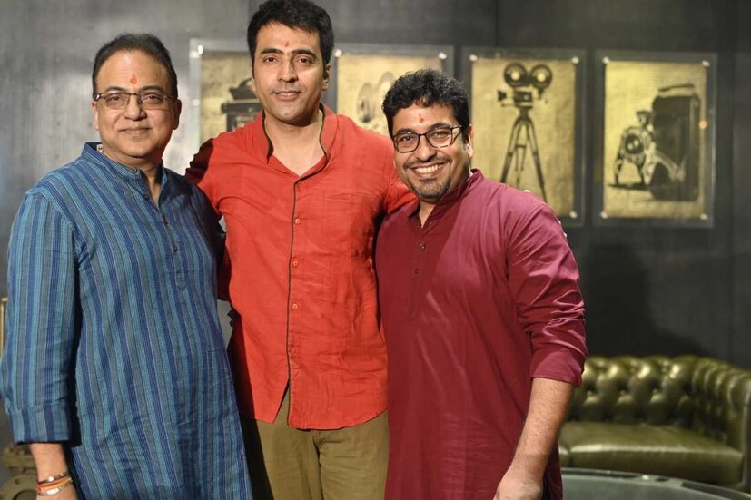 বেশ কিছুদিন হল ক্যামেরার থেকে দূরে ছিলেন তিনি। আর তাই অনুরাগীর দল তাঁকে বেশ মিস করছিলেন। কিন্তু আবার তাঁকে বিরাট ভাবে পর্দায় দেখতে চলেছে দর্শকরা। তিনি আবির চট্টোপাধ্যায় (Abir Chatterjee)।  বেশ কিছুদিন হল ক্যামেরার থেকে দূরে ছিলেন তিনি। আর তাই অনুরাগীর দল তাঁকে বেশ মিস করছিলেন। কিন্তু আবার তাঁকে বিরাট ভাবে পর্দায় দেখতে চলেছে দর্শকরা। তিনি আবির চট্টোপাধ্যায় (Abir Chatterjee)।
