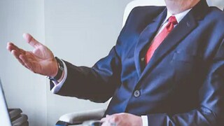 একটি টাই নির্বাচন করার সময় রং বিবেচনা করা সবচেয়ে গুরুত্বপূর্ণ। কনট্রাস্ট করে টাই পরুন। যেমন একটি নীল এবং হলুদ টাই একটি গোলাপি শার্টের পরিপূরক। আবার যেখানে একটি লাল এবং হলুদ টাই একটি নীল শার্টের পরিপূরক।
