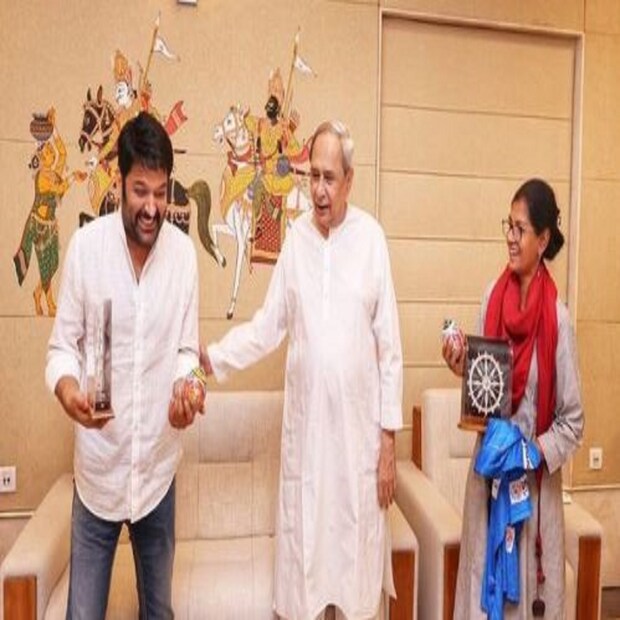 ছবি নন্দিতা দাসকেও দেখতে পাওয়া গিয়েছে ৷ ছবিগুলি শেয়ার করে কপিল শর্মা লিখেছেন ওড়িশার মাননীয় মুখ্যমন্ত্রীর সঙ্গে দেখা হয়ে খুব ভাললেগেছে ৷