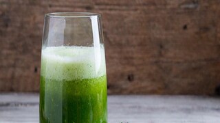 আপনি যদি ক্রমাগত খুশকির সমস্যায় ভুগে থাকেন, তাহলে করলা এক টুকরো নিয়ে চুলের গোড়ায় ঘষে নিন। এতে আপনার চুলের খুশকি দূর হবে অনেকাংশে।
সাদা চুলের সমস্য়া থেকেও মুক্তি দেয় করলা