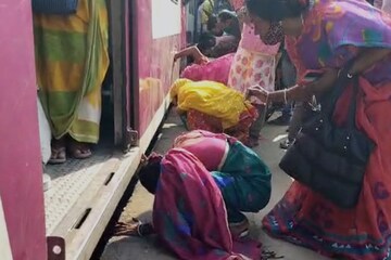 ট্রেনের চাকায় ওটা কী আটকে? মানুষের পা নাকি? হাড়হিম ঘটনা হাড়োয়ায়! বন্ধ হল ট্রেন