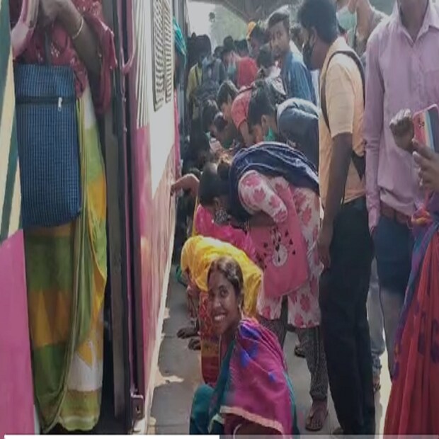 বিঘ্ন ঘটে ট্রেন চলাচলে। আর এই ঘটনাকে কেন্দ্র করে চাঞ্চল্য ছড়াল হাড়োয়া রোড স্টেশন চত্বরে। সাধারণ মানুষ ও জিআরপি সূত্রে খবর, শিয়ালদহ হাসনাবাদ শাখার মালতীপুর স্টেশনে ডাউন ট্রেনের সামনে ঝাঁপ দিয়ে  আত্মঘাতী হয় এক যুবক।
