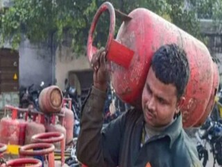 ১০০০ টাকা ছাড়িয়ে গেল রান্নার গ্যাসের দাম৷ 