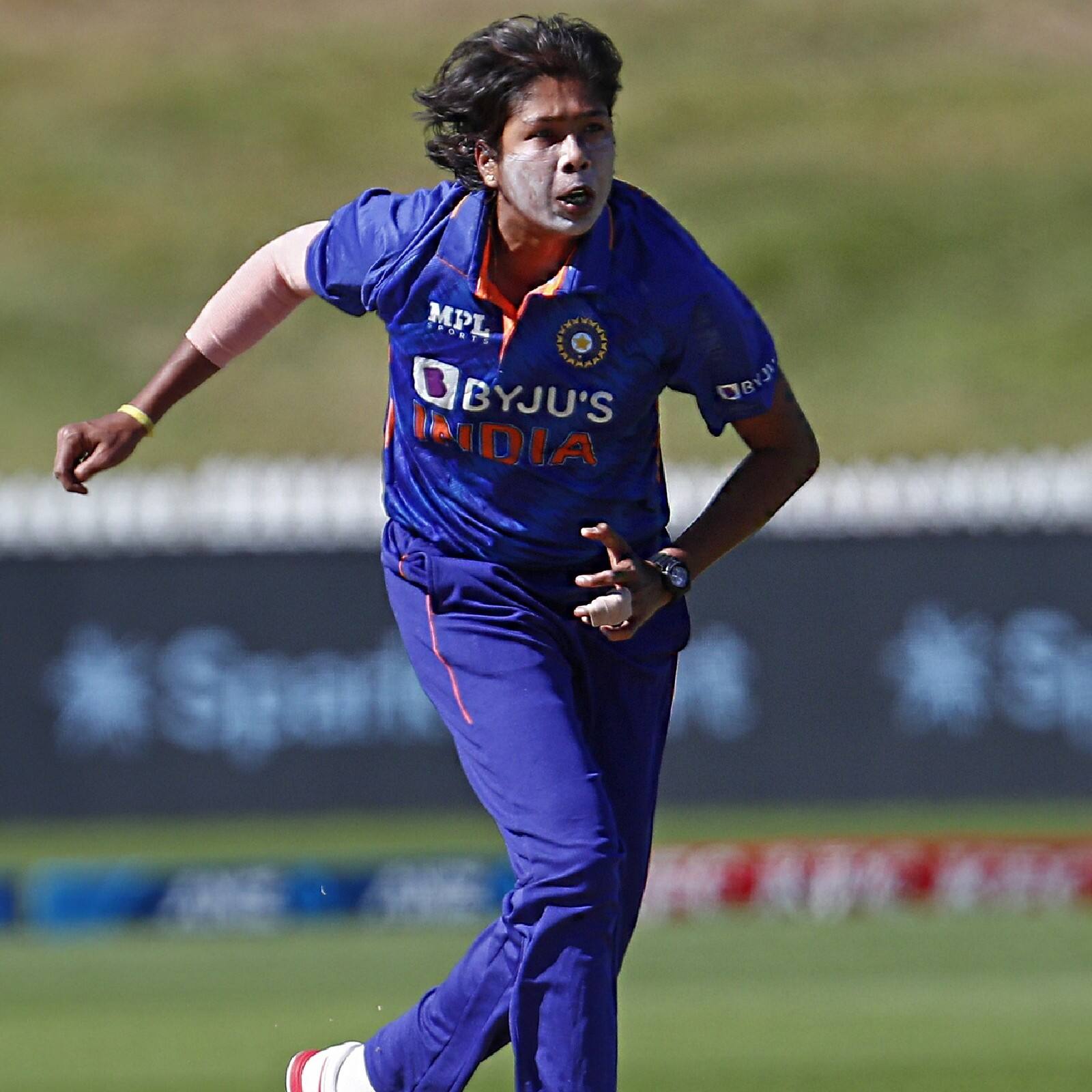 এদিন ওয়েস্ট ইন্ডিজের ইনিংসের ৩৬ তম ওভারে আনিসা মহম্মদের উইকেট নিয়ে বিশ্বরেকর্ড করে ফেললেন চাকদহ এক্সপ্রেস। বিশ্বকাপে এখন তিনি ৪০টি উইকেট পাওয়া বোলার।