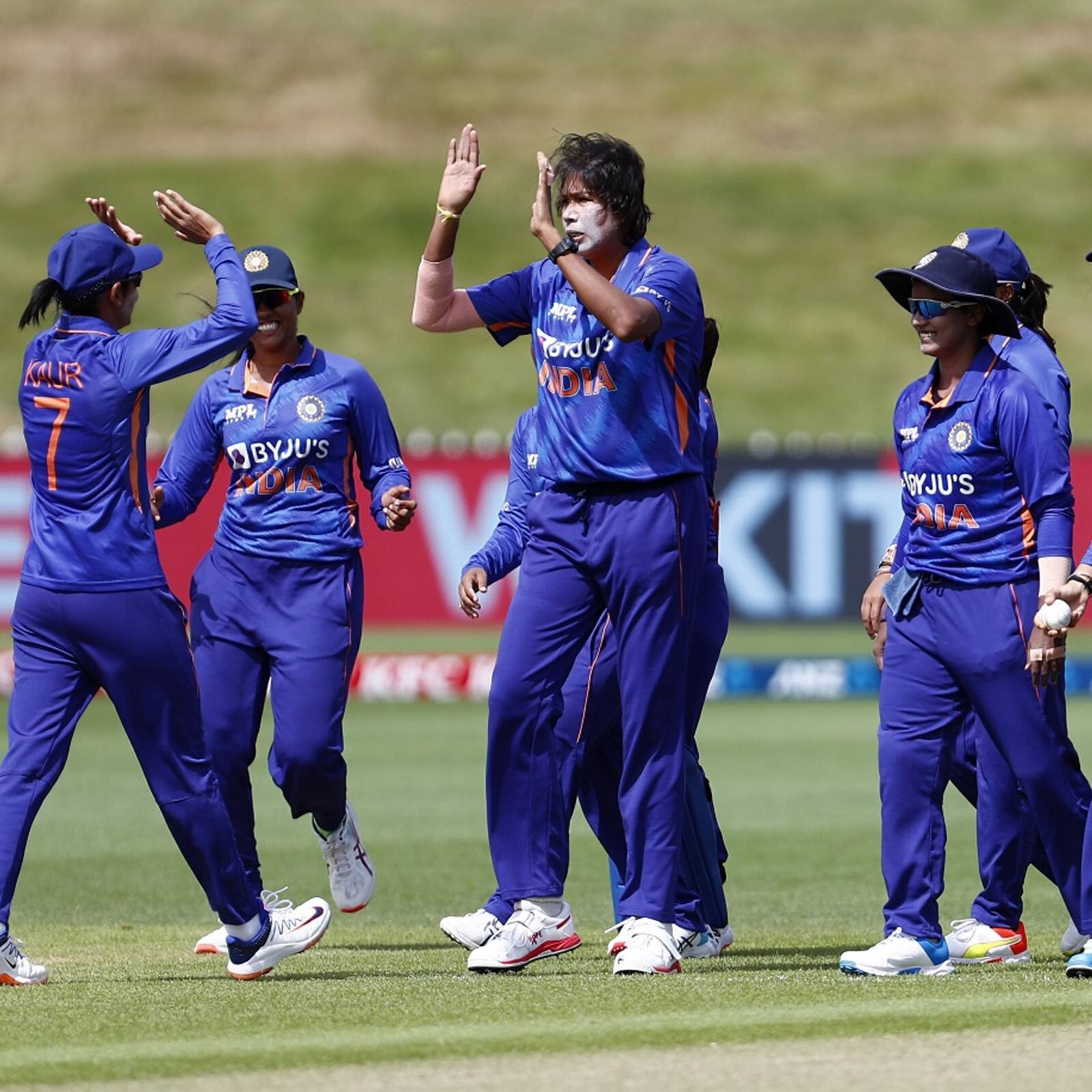 বিশ্বকাপের ৩১টি ম্যাচে ৪০টি উইকেট। ঝুলনের এমন রেকর্ড অসাধারণ বললেও হয়তো কম বলা হবে। আর এবার বিশ্বকাপে যেন কেরিয়ারের সেরা ফর্মে রয়েছেন বাংলার পেসার।