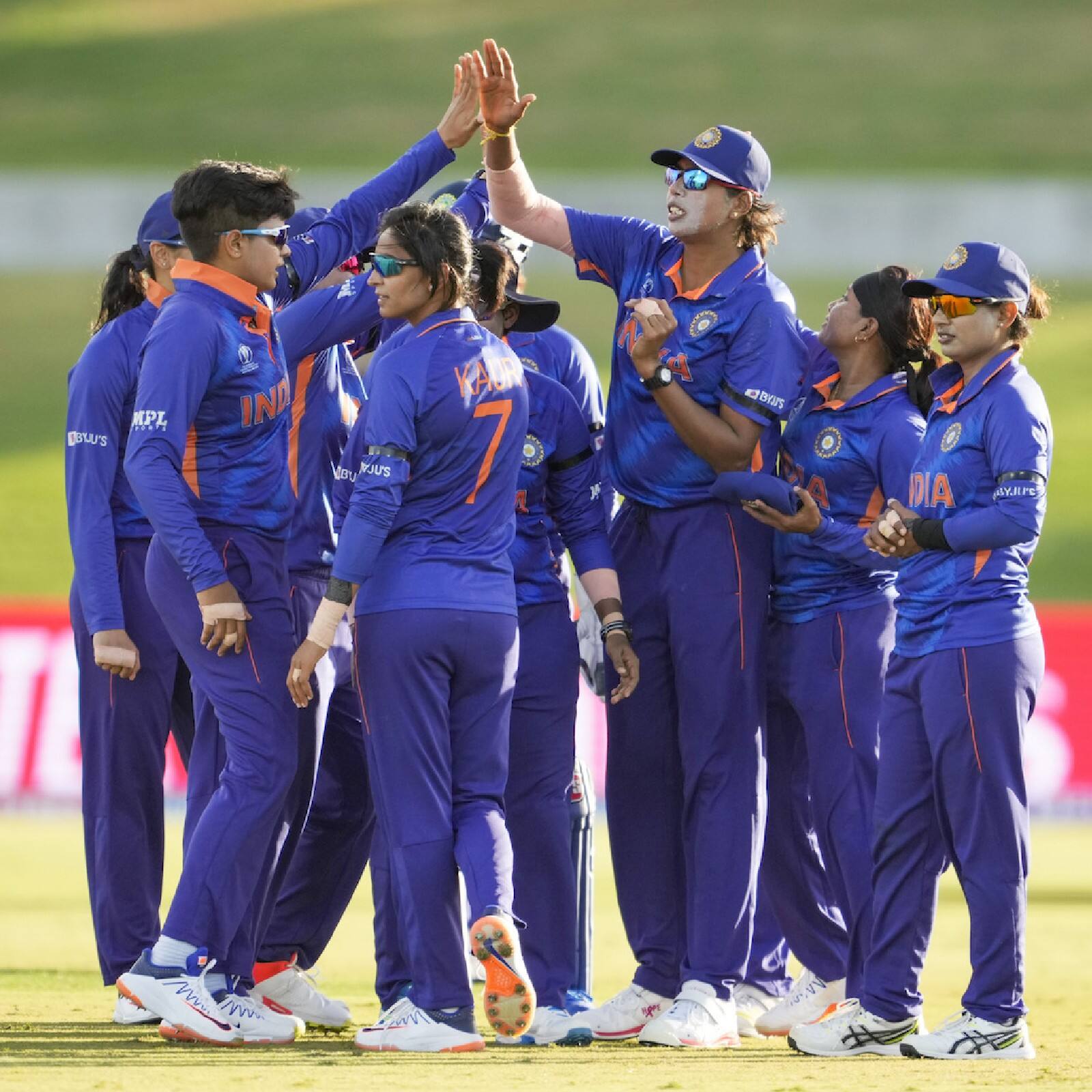 অস্ট্রেলিয়ার প্রাক্তন বোলার ফুলস্টোন ১৯৮২ ও ১৯৮৮ সালের দু'টি বিশ্বকাপে ২০টি ম্যাচে ৩৯টি উইকেট পেয়েছিলেন। এবার ঝুলন ২০০৫-২০২২ পর্যন্ত ৫টি বিশ্বকাপ খেলে ৩১টি ম্যাচে ৪০টি উইকেট পেলেন।