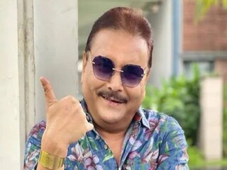 এসএসকেএম-এর ইএনটি বিভাগের প্রধান ড. অরুণাভ সেনগুপ্ত এই অস্ত্রোপচার করেন। তিনি জানিয়েছেন, আপাতত দেখে পলিপগুলিকে বিনাইন বলেই মনে হয়েছে অর্থাৎ ক্যান্সারের সম্ভাবনা কম। তবুও বায়োপসির জন্য নমুনা পাঠানো হচ্ছে বলে জানান তিনি। তবে আপাতত তাঁর শারীরিক অবস্থা স্থিতিশীল বলেই জানা গিয়েছে। উল্লেখ্য, এদিন অস্ত্রোপচারের আগে মদন মিত্রের দ্রুত সুস্থতা কামনায় যজ্ঞও করেন অনুরাগী ও সমর্থকরা। প্রিয় নেতার অস্ত্রোপচার সফল হাওয়ায় তাঁরাও স্বস্তিতে।