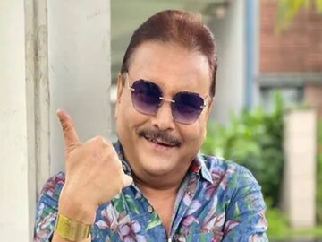 এসএসকেএম-এর ইএনটি বিভাগের প্রধান ড. অরুণাভ সেনগুপ্ত এই অস্ত্রোপচার করেন। তিনি জানিয়েছেন, আপাতত দেখে পলিপগুলিকে বিনাইন বলেই মনে হয়েছে অর্থাৎ ক্যান্সারের সম্ভাবনা কম। তবুও বায়োপসির জন্য নমুনা পাঠানো হচ্ছে বলে জানান তিনি। তবে আপাতত তাঁর শারীরিক অবস্থা স্থিতিশীল বলেই জানা গিয়েছে। উল্লেখ্য, এদিন অস্ত্রোপচারের আগে মদন মিত্রের দ্রুত সুস্থতা কামনায় যজ্ঞও করেন অনুরাগী ও সমর্থকরা। প্রিয় নেতার অস্ত্রোপচার সফল হাওয়ায় তাঁরাও স্বস্তিতে।