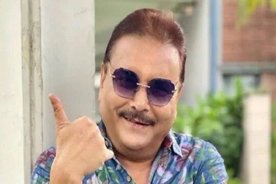 এসএসকেএম-এর ইএনটি বিভাগের প্রধান ড. অরুণাভ সেনগুপ্ত এই অস্ত্রোপচার করেন। তিনি জানিয়েছেন, আপাতত দেখে পলিপগুলিকে বিনাইন বলেই মনে হয়েছে অর্থাৎ ক্যান্সারের সম্ভাবনা কম। তবুও বায়োপসির জন্য নমুনা পাঠানো হচ্ছে বলে জানান তিনি। তবে আপাতত তাঁর শারীরিক অবস্থা স্থিতিশীল বলেই জানা গিয়েছে। উল্লেখ্য, এদিন অস্ত্রোপচারের আগে মদন মিত্রের দ্রুত সুস্থতা কামনায় যজ্ঞও করেন অনুরাগী ও সমর্থকরা। প্রিয় নেতার অস্ত্রোপচার সফল হাওয়ায় তাঁরাও স্বস্তিতে।