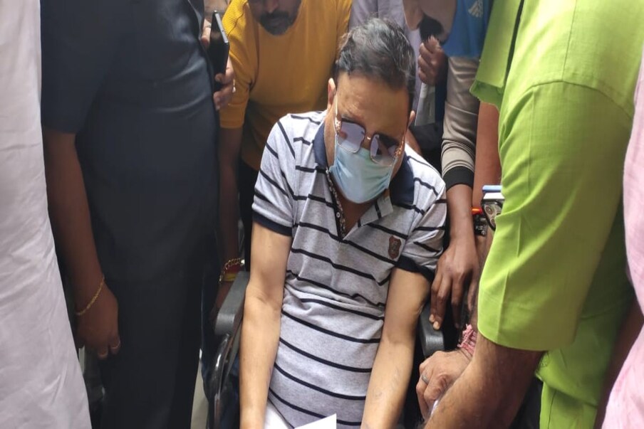  মদন মিত্রর গলার অস্ত্রোপচার সফল হয়েছে। আগামী ২ ঘণ্টা তাঁকে পর্যবেক্ষণে রাখা হয়েছে। সব ঠিক থাকলে আজই উডবার্ন ব্লকের ১০৩ নম্বর কেবিনে স্থানান্তরিত করা হবে কামারহাটির বিধায়ককে। শারীরিক অবস্থা স্থিতিশীল থাকলে আগামিকালই ছুটি দেওয়া হবে এসএসকেএম (SSKM Hospital) হাসপাতাল থেকে।  ছবি ও প্রতিবেদন : অভিজিৎ চন্দ