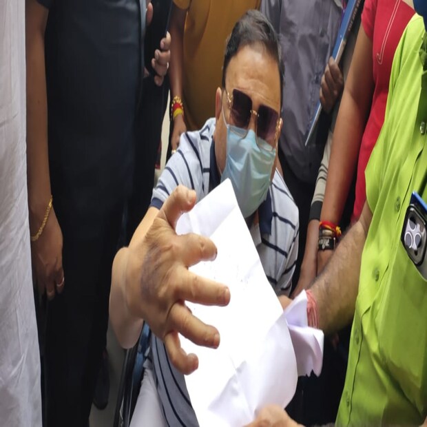 চিকিৎসক অরুনাভ সেনগুপ্ত জানাচ্ছেন প্রবীণ তৃণমূল বিধায়ক মদন মিত্রের (Madan Mitra) অস্ত্রোপচারের পর টিউমার প্রাথমিক ভাবে দেখে ম্যালিগন্যান্ট বলে মনে হচ্ছে না। অতএব ভয় পাওয়ার মতো কোনও বিষয় নেই।