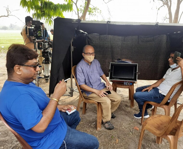'মানবজমিন'-এর প্রযোজক রানা সরকার। তিনিও নিজের সোশ্যাল মিডিয়া হ্যান্ডেলে এই ছবি নিয়ে পোস্ট করেছেন। পরমব্রত ইনস্টগ্রামে নিজের লুকের ছবি দিয়ে 'মানবজমিন' নিয়ে লিখেছেন।  photo source Facebook