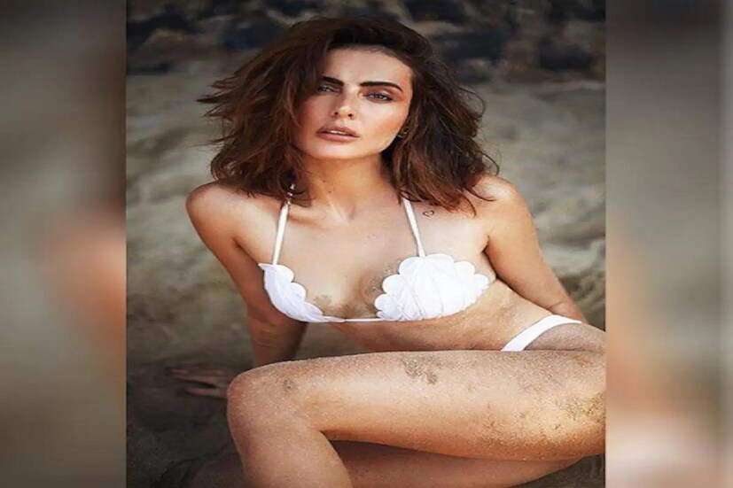 *কঙ্গনা রানাউতের রিয়েলিটি শো 'লক আপ' সবসময়ই শিরোনামে থাকছে। ভিন্ন ধারণার জন্য তা কিছুদিনের মধ্যেই জনপ্রিয়তা অর্জন করেছে। শো-য়ের গ্ল্যামার বাড়াতে এ বারে সেখানে অরবেশ করলেন অভিনেত্রী এবং মডেল মান্দানা করিমি। (Photo Credits: @mandanakarimi/instagram)