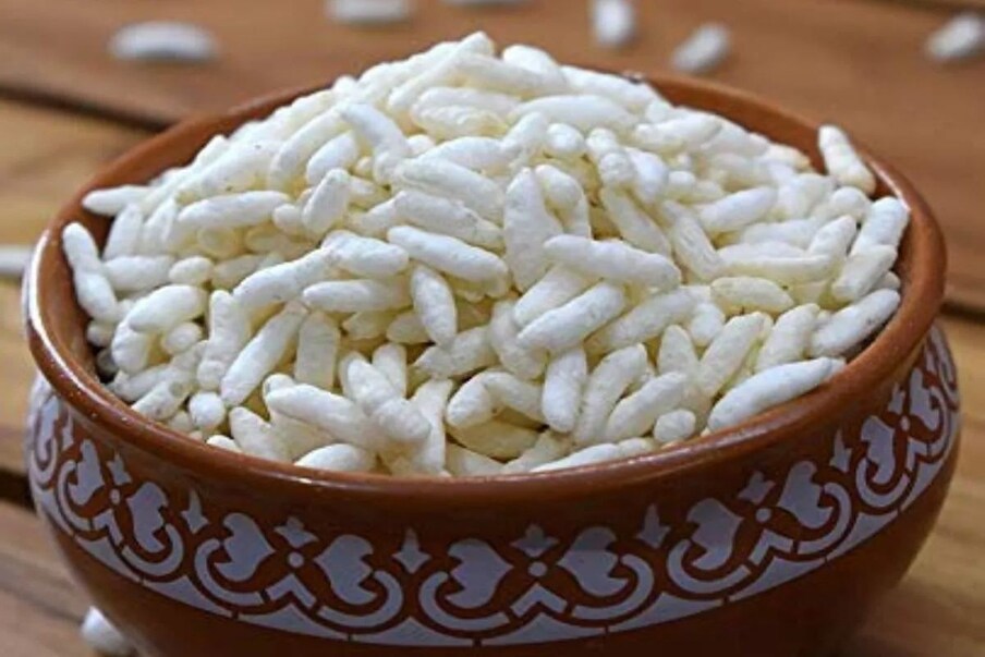  মুড়ি। বাঙালি জীবনে বেশ অঙ্গাঙ্গিভাবে জড়িত এই খাবারটি। দৈনন্দিন খাবারের তালিকায় বেশ জোরালো উপস্থিতি রয়েছে মুড়ির (Muri | Puffed Rice)। কিন্তু এই মুড়ি কতটা উপকারী শরীর ও স্বাস্থ্যের জন্য? এই নিয়ে কিন্তু সবার খুব স্পষ্ট ধারণা নেই। কারণ এতটাই নিত্য নৈমিত্তিক জীবনে জড়িয়ে রয়েছে মুড়ি যে তাকে নিয়ে আদৌ খুব বেশি ভাবনা চিন্তা করা হয় না। প্রতীকী ছবি।