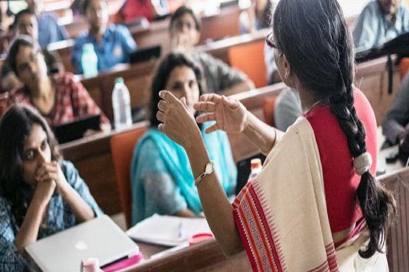 কলেজ-বিশ্ববিদ্যালয়ে অধ্যাপক নিয়োগের নিয়মে এবার সংস্কার আনতে চলেছে মোদি সরকার? সূত্র মারফৎ খবর, শিল্পক্ষেত্রের পেশাদার, বিশেষজ্ঞদের অধ্যাপক হিসাবে নিয়োগ করার পরিকল্পনা নিয়েছে কেন্দ্রীয় সরকার। অর্থাত্ এবার পিএইচডি ছাড়াও, কেবলমাত্র পেশাদারি অভিজ্ঞতার ভিত্তিতেও নিয়োগ করার বিষয়ে ভাবছে নরেন্দ্র মোদি সরকার।