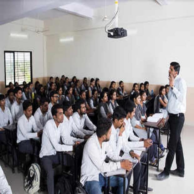 বৃহস্পতিবার ইউজিসি চেয়ারপার্সন জগদেশ কুমার কেন্দ্রীয় বিশ্ববিদ্যালয়ের উপাচার্যদের (ভিসি) সঙ্গে বৈঠকে বসেছিলেন। সেই বৈঠকেই প্রস্তাবটি নিয়ে আলোচনা হয়।