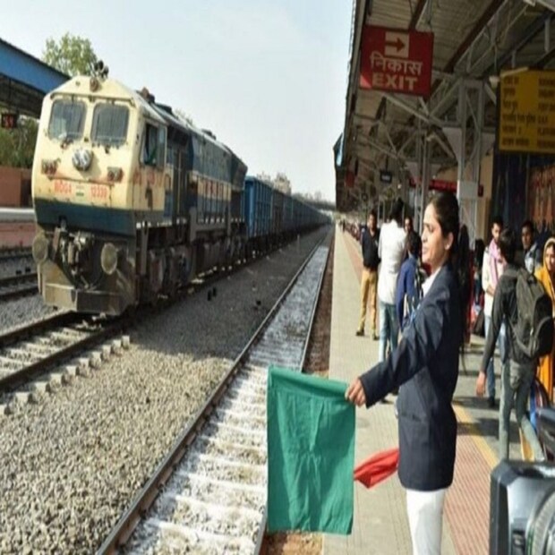 রেলমন্ত্রী আরও জানান, NTPC ও গ্রুপ ডি পরীক্ষা নিয়ে যে জটিলতা ছিল, তা কেন্দ্রের তরফে সমাধান করা হয়েছে। তিনি আরও বলেন, আরও বলেন, ''নিয়োগের ওপর কোনও নিষেধাজ্ঞা নেই। প্রায় ১.১৪ লক্ষ শূন্যপদে নিয়োগ হতে চলেছে।''