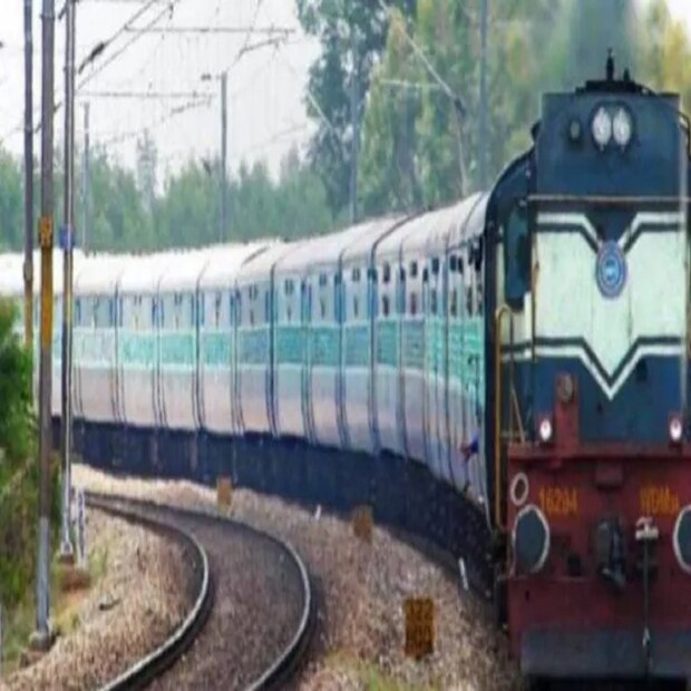 লোকসভায় রেলমন্ত্রী আরও জানান, তাঁর দাবি ছিল, ২০১৯-২০ অর্থবর্ষে মোদি সরকার রেলের বরাদ্দ করেছিল ১.৫ লক্ষ কোটি টাকা। কিন্তু ২০২১-২২ সালে তা বাড়িয়ে ২.১৫ লক্ষ কোটি টাকা করা হয়েছে। 