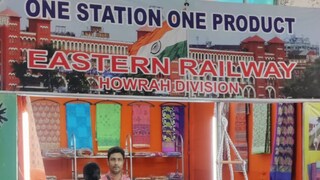 ট্রেন ধরার জন্য হাতে সময় আছে?  ঘুরে দেখতে পারেন হাওড়া স্টেশনে তাঁতের শাড়ির দোকান