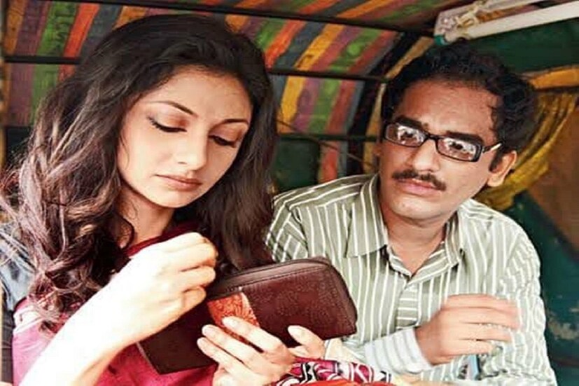 নীড় ছোট ক্ষতি নেই আকাশ তো বড়।' ভালবাসার সংসারে ঘর নয় ঘরের প্রতিটা কোণে ফুঁটে ওঠে আবেগের ছোঁয়া। ঠিক যেমন অভিনেতা ঋত্বিক চক্রবর্তী ও অপরাজিতা ঘোষ চক্রবর্তীর গাঙ্গুলিবাগানের এই ছোট্ট নীড়। ১/৭ হাজার স্কোয়ারফুটের বাড়ির প্রায় সবটাই ভালবাসা দিয়ে সাজানো। photo source facebook 