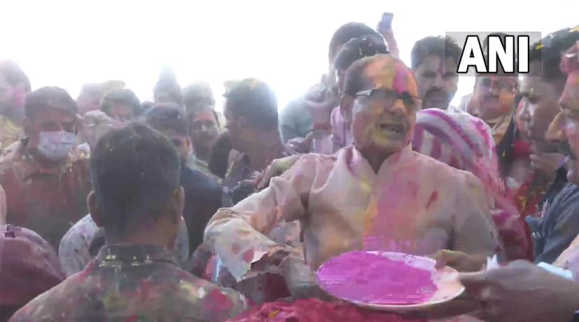 মধ্য প্রদেশেও এই দিন বহু মানুষকে দেখা গেল রাস্তায় বের হতে। বন্ধু বান্ধব নিয়ে সকলে মেতে উঠলেন রঙের খেলায়। নেই মাস্ক। নেই কোনও বাধা।photo source ANI 