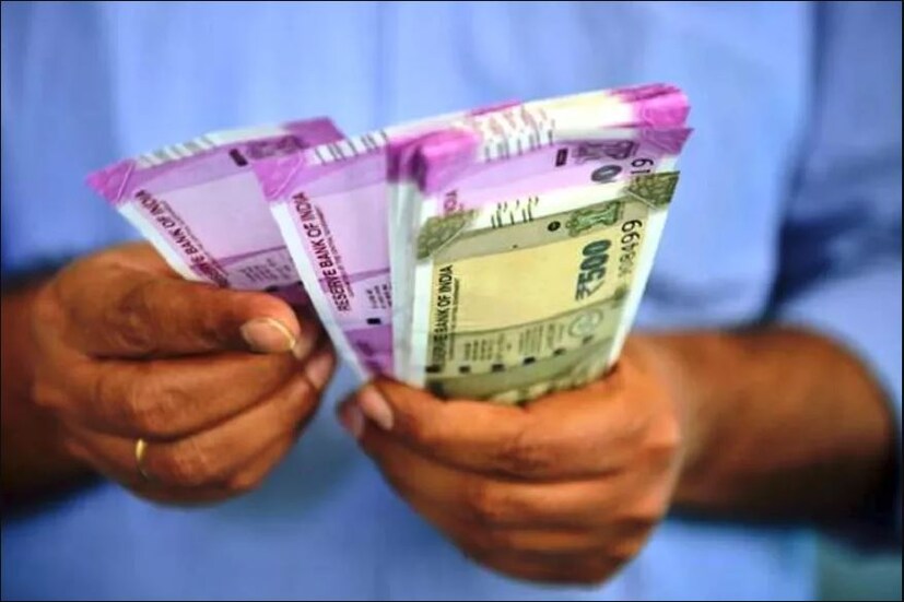 এমন হলে বেসিক স্যালারি (Minimum basic salary) বাড়বে বলেই আশা করা হচ্ছে ৷ তবে এই মুহূর্তে দেখে নেওয়া যাক ডিএ নিয়ে কেন্দ্রের কী ভাবনা চিন্তা রয়েছে? প্রতীকী ছবি ৷