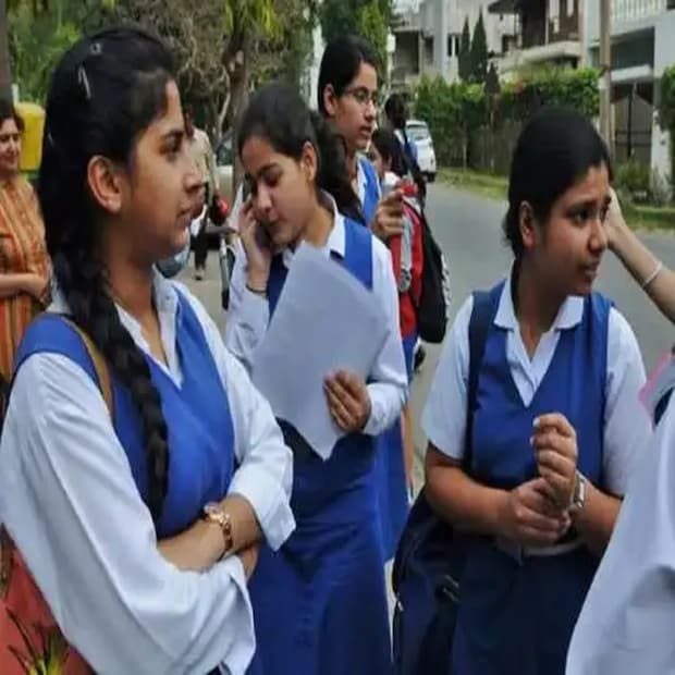 অন্যদিকে ছাত্রীদের জন্য নির্দেশিকায় বলা হয়েছে যে সালোয়ার দেওয়া হবে তার রং হবে নেভি ব্লু বা সাদা। Pre-primary থেকে ক্লাস টু পর্যন্ত ছাত্রীদের ক্ষেত্রে দুটি করে সেট থাকবে শার্ট ও টিউনিক ফ্রক এর। তৃতীয় শ্রেণি থেকে পঞ্চম শ্রেণী পর্যন্ত দুটি সেট থাকবে শার্ট এবং স্কার্টের। ষষ্ঠ শ্রেণি থেকে অষ্টম শ্রেণি পর্যন্ত থাকবে দুটি করে সেট সালোয়ার-কামিজ এবং দুটি করে সেট দুপাট্টা এর। শুধু তাই নয় নির্দেশিকাও বলা হচ্ছে পকেটের উপরে বিশ্ব বাংলা লোগো দিতে হবে।শার্ট এর বাদিকে থাকবে এই বিশ্ব বাংলা লোগো। ইতিমধ্যে রাজ্যের জেলা ভিত্তিক self-help  গ্রুপগুলোকে দায়িত্ব দেওয়া হয়েছে এই স্কুল ড্রেস বানানোর। (তথ্য: সোমরাজ বন্দ্যোপাধ্যায়)