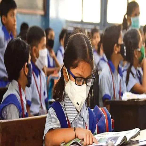 শুধু তাই নয় রাজ্য সরকার ইতিমধ্যেই একটি পোর্টাল তৈরি করেছে। যেই পোর্টালের মাধ্যমে কত সংখ্যক স্কুলড্রেস তৈরি হল, কত সংখ্যক স্কুলড্রেস কোন স্কুলে পৌঁছালো আপডেটগুলি আসবে স্কুল শিক্ষা দপ্তরের কাছে ওই পোর্টালের মাধ্যমে। মূলত ওই পোর্টালে প্রতি মুহূর্তের তথ্য আপডেট করতে হবে এমনটাই নির্দেশিকায় বলা হয়েছে। (তথ্য: সোমরাজ বন্দ্যোপাধ্যায়)