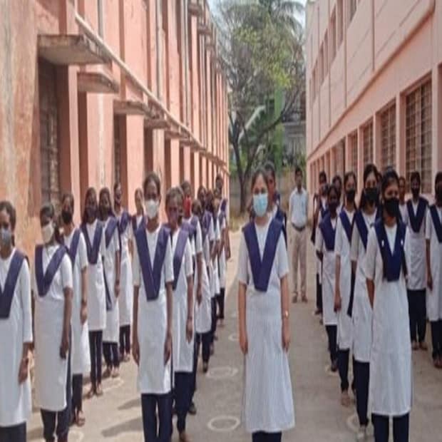 স্কুল শিক্ষা দপ্তর সূত্রে খবর দুই থেকে তিন মাসের মধ্যেই গোটা প্রক্রিয়াটি সম্পন্ন হয়ে যাবে। অর্থাৎ স্কুল ড্রেস তৈরি থেকে শুরু করে বিভিন্ন স্কুলে পৌঁছানো এ ক্ষেত্রে গোটা প্রক্রিয়াটি সংঘটিত করতে সময় লাগবে দু থেকে তিন মাস। ইতিমধ্যে বিভিন্ন জেলায় স্কুলড্রেস প্রস্তুতির জন্য একাধিক ব্যবস্থাও নেওয়া হয়েছে। (তথ্য: সোমরাজ বন্দ্যোপাধ্যায়)