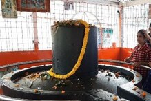 উপচে পড়া ভিড় বর্ধমানেশ্বর শিব মন্দিরে, এত বড় শিবলিঙ্গ আকর্ষণের কেন্দ্রে উপচে পড়া ভিড় বর্ধমানেশ্বর শিব মন্দিরে, এত বড় শিবলিঙ্গ আকর্ষণের কেন্দ্রে