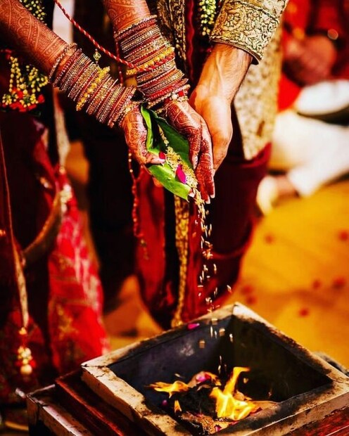 সবাই জানেন যে কনে সাত পাকে হবু বরের সঙ্গে ঘোরার সময় তাঁর বাম পাশে থাকেন। বিয়েতে বসেনও বাম পাশে। আসলে, এক্ষেত্রে তাঁর এই বাম স্থান নির্ধারণের পিছনেও কিন্তু রয়েছে অনেক কারণ। একে 'ভামাং'ও বলা হয়। এর অর্থ স্বামীর বাম দিক। এবার জেনে নেওয়া যাক সাত পাকে স্বামীর বাম দিকে থেকে ঘোরার সময় আদতে ঠিক কী বলেন কনে?