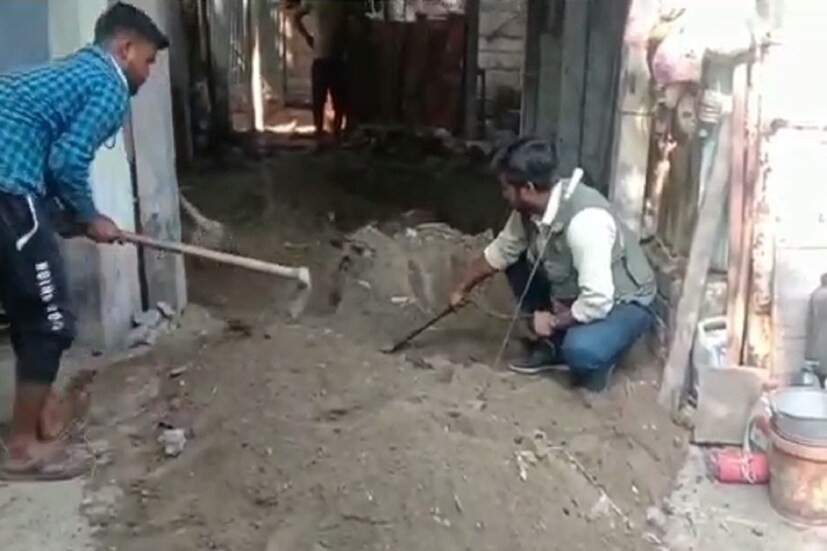  সাতসকালে দরজার সামনে আচমকাই ফোঁস শব্দ, আঁতকে উঠলেন বাড়ির মালিক। দুয়ারে সাপ! ভয়ে চোখ কপালে দাস পরিবারের সদস্যদের। সাপ দেখে আতঙ্কিত হয়ে পড়েন পরিবারের সদস্য থেকে বাড়িতে কর্মরত শ্রমিকরাও। আতঙ্কে শ্রমিকরা ছুটে পালান। ধূপগুড়ি পৌরসভার কলেজ পাড়া এলাকার ঘটনা।  (ছবি ও তথ্য: শেখ রকি চৌধুরী)