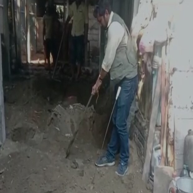 ভালো করে গর্তে উঁকি মারতেই দেখেন একটি সাপ কুন্ডুলি পাকিয়ে বসে রয়েছে। হঠাৎ সাপ দেখে ভয় পেয়ে যায় শ্রমিকরা। আতঙ্কিত হয়ে পড়ে পরিবারের সদস্যরাও। এরপর কাজ বন্ধ রেখে খবর দেওয়া হয় পরিবেশপ্রেমী সংগঠন ডুয়ার্স নেচার  অ্যান্ড স্নেক লাভার্স অর্গানাইজেশনের সদস্যদের। (ছবি ও তথ্য: শেখ রকি চৌধুরী)
