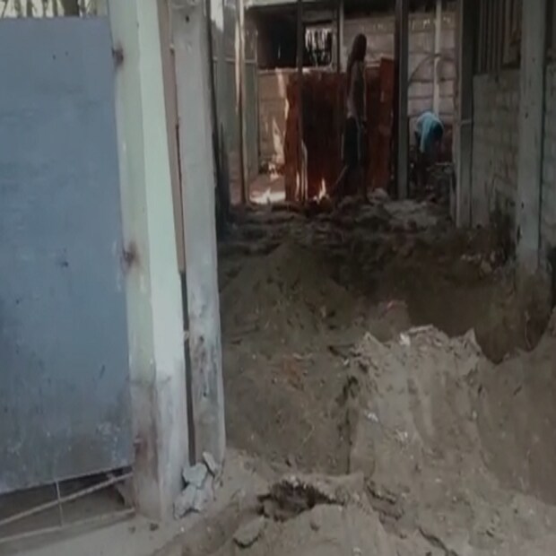 এরপর তারা এসে ঘন্টা খানেকের চেষ্টায় সাপটিকে উদ্ধার করেন। আতঙ্ক মুক্ত হন পরিবারের সদস্যরা। জানা গিয়েছে, উদ্ধার হওয়া সাপটি লম্বায় প্রায় ৭ ফুট। সাপটির নাম দাঁড়াশ এবং সেটি নির্বিষ। (ছবি ও তথ্য: শেখ রকি চৌধুরী)