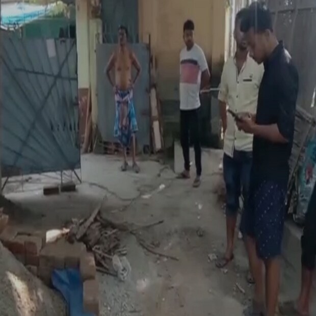 সাপটিকে উদ্ধারের পর জঙ্গলে ছেড়ে দেওয়া হয়েছে বলে জানা গিয়েছে। গরম পড়তেই সাপের উপদ্রব বাড়তে শুরু করায় আতঙ্কিত ধূপগুড়ি শহরবাসী। সর্প বিশারদ মিন্টু চৌধুরী জানান, যে সাপটি উদ্ধার করা হয়েছে সেটি একটি নির্বিষ দাঁড়াস সাপ। উত্তরবঙ্গের ডুয়ার্সে যে সকল বিষধর সাপগুলো পাওয়া যায় সেগুলি গোখরো, কালাজ, শঙ্খিনী, কিং কোবরা, ইয়োলো পিট ভাইপার, গ্রিনপিট ভাইপার, ব্যাম্বু পিট ভাইপার উল্লেখযোগ্য। এই সকল বিষধর সাপ সচরাচর জঙ্গলেই দেখা যায়। এর মধ্যে থেকে গোখরো, কালাচ,শঙ্খিনী  কখনও সখনও লোকালয় বের হয়ে আসে।  (ছবি ও তথ্য: শেখ রকি চৌধুরী)