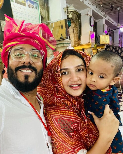 *রাজস্থান পৌঁছেই অজমেঢ় শরিফ দর্শনে গিয়েছিলেন রাজ-শুভশ্রী। সঙ্গে ছিল ইউভান এবং বন্ধুরা। (ছবি সৌজন্য: রাজ চক্রবর্তী-শুভশ্রী গঙ্গোপাধ্যায়ের ফেসবুক পেজ) 