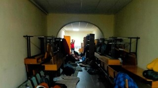 বাঙ্কারে পড়ুয়ারা। নিজস্ব চিত্র বাঙ্কারে পড়ুয়ারা। নিজস্ব চিত্র