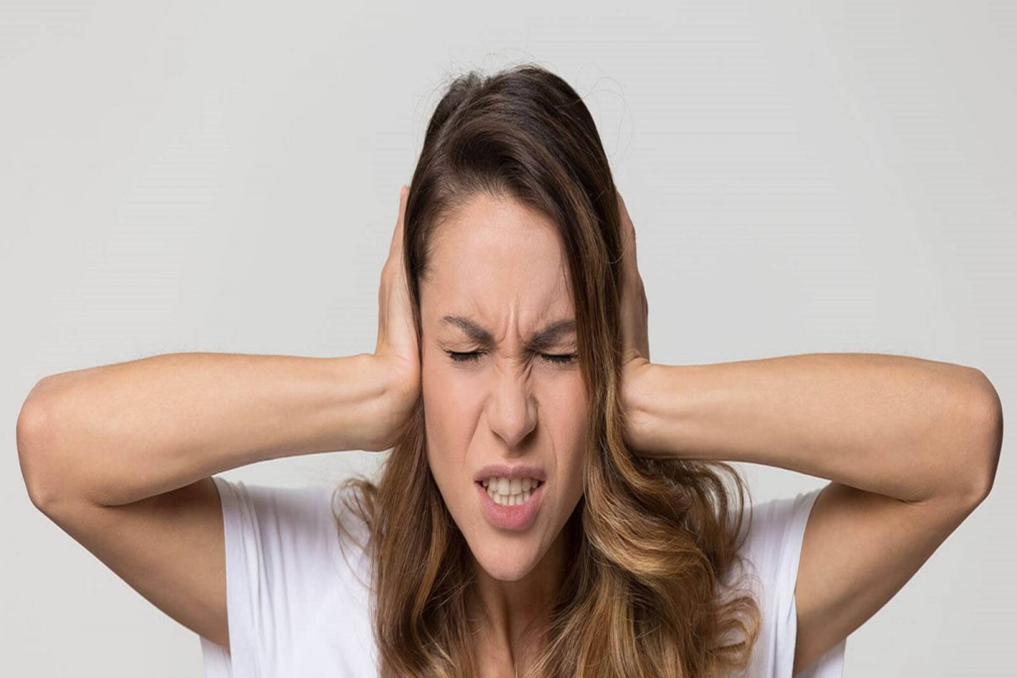 কানের মধ্যে সব সময়েই আওয়াজ শুনতে পান? এই ঘরোয়া টোটকায় মোকাবিলা করুন