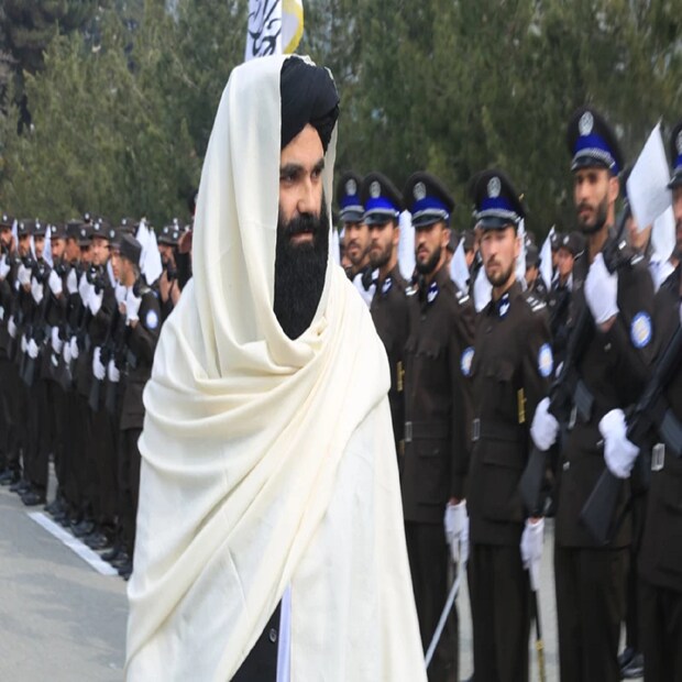 তালিবান (Taliban) জমানায় আফগান পুলিশে নিয়োগপ্রাপ্তদের প্রথম প্যারেডে দেখা গিয়েছে তাকে। ফলে তাঁর মৃত্যু নিয়ে যে জল্পনা ছড়িয়েছিল, তারও অবসান ঘটল। তাঁর মাথার দাম ১০ মিলিয়ন ডলার৷ এবার সেই মানুষটাকে আফগানিস্তানের স্বরাষ্ট্রমন্ত্রীর পদে বসাল তালিবান সরকার৷  