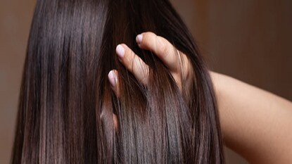 একই ভাবে চুলের যত্ন নেওয়াও কিন্তু জরুরি। ফ্রিজি চুলের জন্য কলা, মধু এবং দই খুবই ভাল উপাদান। কলাতে প্রচুর পরিমাণে পটাসিয়াম, কার্বোহাইড্রেট, ভিটামিন এবং প্রাকৃতিক তেল রয়েছে যা চুলের আর্দ্রতা আটকাতে সাহায্য করে। দইয়ে উচ্চ মাত্রার ল্যাকটিক অ্যাসিড থাকে, যা ক্ষতিগ্রস্ত চুলের জন্য দারুণ কাজ করে। মধু চুলের আর্দ্রতা বাড়াতেও সাহায্য করে কারণ এর হিউমেক্ট্যান্ট বৈশিষ্ট্য রয়েছে। ভালো ফলাফলের জন্য সপ্তাহে একবার প্যাকটি লাগাতে পারেন। একই ভাবে চুলের যত্ন নেওয়াও কিন্তু জরুরি। ফ্রিজি চুলের জন্য কলা, মধু এবং দই খুবই ভাল উপাদান। কলাতে প্রচুর পরিমাণে পটাসিয়াম, কার্বোহাইড্রেট, ভিটামিন এবং প্রাকৃতিক তেল রয়েছে যা চুলের আর্দ্রতা আটকাতে সাহায্য করে। দইয়ে উচ্চ মাত্রার ল্যাকটিক অ্যাসিড থাকে, যা ক্ষতিগ্রস্ত চুলের জন্য দারুণ কাজ করে। মধু চুলের আর্দ্রতা বাড়াতেও সাহায্য করে কারণ এর হিউমেক্ট্যান্ট বৈশিষ্ট্য রয়েছে। ভালো ফলাফলের জন্য সপ্তাহে একবার প্যাকটি লাগাতে পারেন।